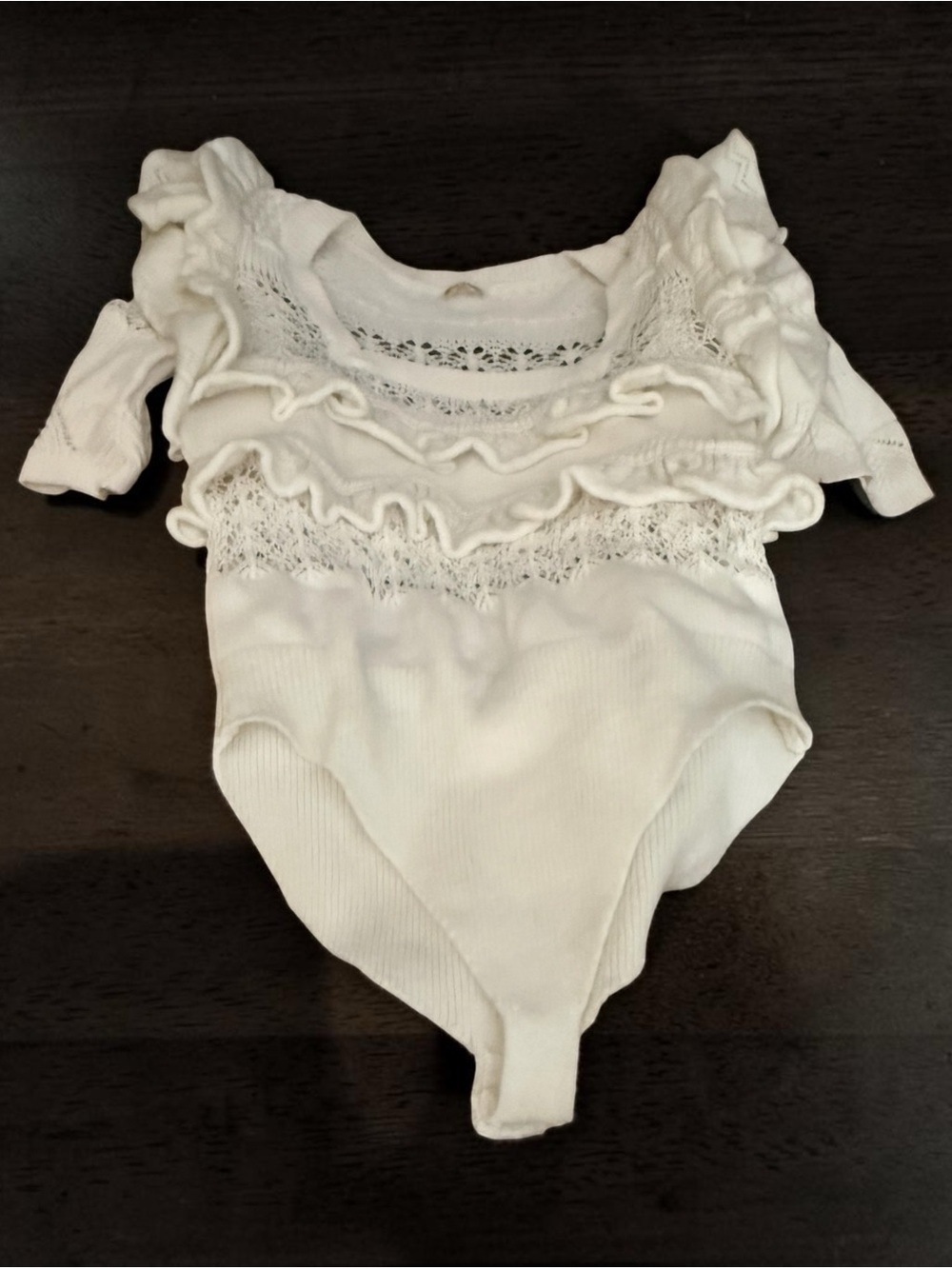INTIMATELY FREE PEOPLE WHITE CROCHET RUFFLES BOHO BODYSUIT SIZE MEDIUM